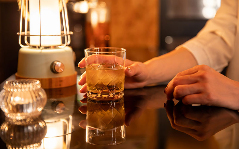 まずは一杯、席でくつろいで